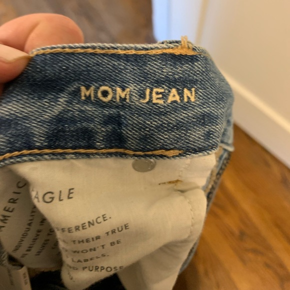 American Eagle “cool mom jean” size 16 (33) short. High waisted. Lightwash - Picture 2 of 8